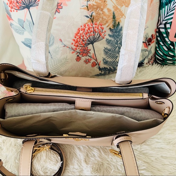 ‼️SOLD‼️MICHAEL KORS MEL TOTE - Picture 7 of 10